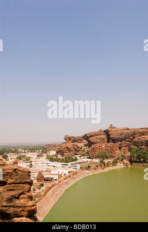 Le rovine di un forte al lago, Badami, Karnataka, India Foto Stock