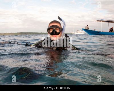 Indonesia Sulawesi Hoga isola funzionamento subacqueo Wallacea sulla superficie di acqua in barca Foto Stock