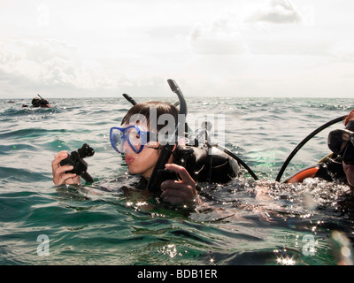 Indonesia Sulawesi Hoga isola funzionamento subacqueo Wallacea sulla superficie di acqua dopo immersione Foto Stock