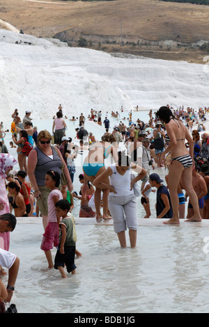 La gente sta camminando lungo con traventines in Pamukkale (Hierapolis), Denizli, Turchia, Agosto 2009 Foto Stock