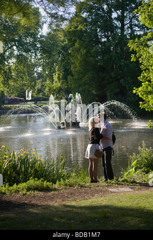 Momento romantico come coppia giovane kiss dalla fontana di Kew Foto Stock