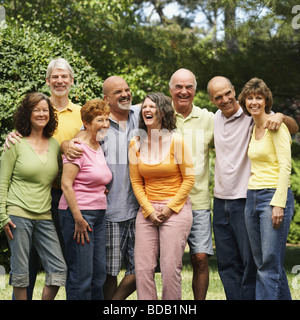 Amici in piedi in un parco e sorridente Foto Stock