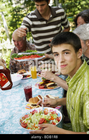 La famiglia a un tavolo per la colazione Foto Stock