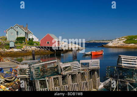 Le trappole a base di aragosta e fune sul pontile nel tranquillo villaggio di pescatori di Peggy's Cove Nova Scotia Canada con cielo blu sull'Oceano Atlantico Foto Stock