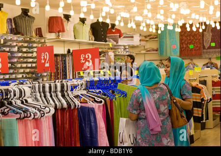 Mercato su Whitechapel Road E1 London Regno Unito Foto Stock