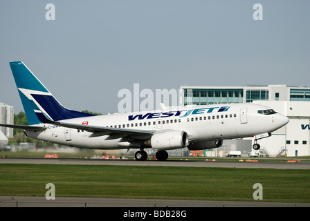 Un Westjet Boeing 737 jet decollo dall'Aeroporto Internazionale di Calgary (YYC), Alberta, Canada. Foto Stock