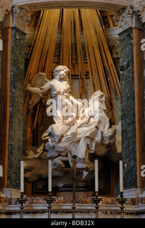Roma Italia Bernini la scultura di l'Estasi di Santa Teresa nella cappella Cornaro nella chiesa di Santa Maria della Vittoria Foto Stock