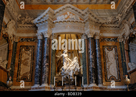 Roma Italia Bernini la scultura di l'Estasi di Santa Teresa nella cappella Cornaro nella chiesa di Santa Maria della Vittoria Foto Stock