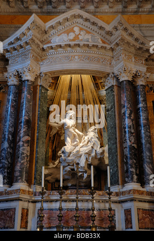 Roma Italia Bernini la scultura di l'Estasi di Santa Teresa nella cappella Cornaro nella chiesa di Santa Maria della Vittoria Foto Stock