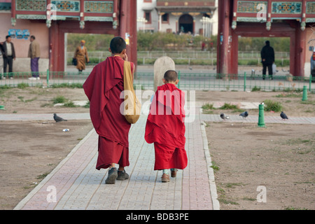 I giovani monaci buddisti--alto e corto--percorso a piedi al monastero Gandan, ad Ulaan Baatar, Mongolia Foto Stock