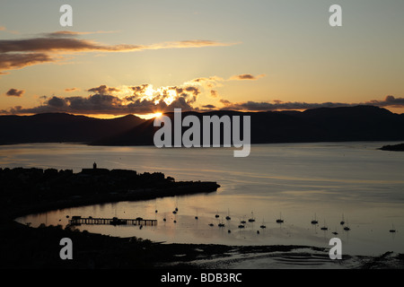 Il tramonto sulla città di Gourock e Firth of Clyde sulla costa ovest della Scozia, Regno Unito Foto Stock