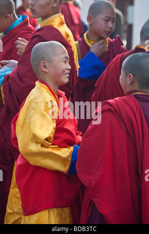 Mongolo giovani monaci buddisti giocare mentre si è in attesa per la cerimonia al monastero Gandan, ad Ulaan Baatar, Mongolia Foto Stock