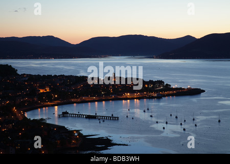 Il tramonto sulla città di Gourock e Firth of Clyde sulla costa ovest della Scozia, Regno Unito Foto Stock