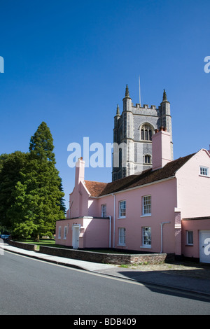 La chiesa di Santa Maria Vergine, Dedham con la rosa grazioso VICARAGE situato lungo il lato Foto Stock