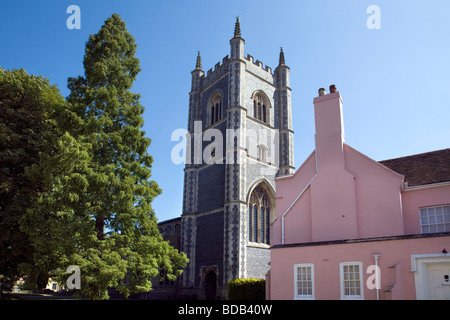 La chiesa di Santa Maria Vergine, Dedham con la rosa grazioso VICARAGE situato lungo il lato Foto Stock