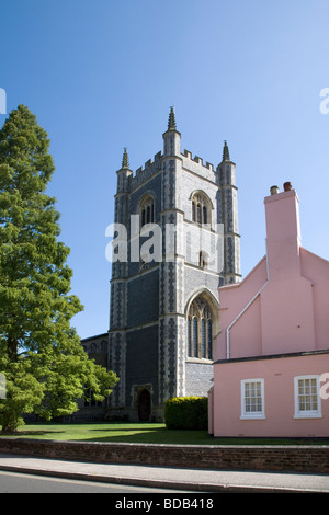 La chiesa di Santa Maria Vergine, Dedham con la rosa grazioso VICARAGE situato lungo il lato Foto Stock