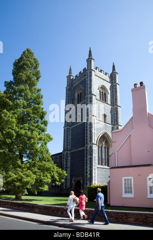 La chiesa di Santa Maria Vergine, Dedham con la rosa grazioso VICARAGE situato lungo il lato Foto Stock