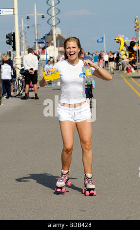 Le promozioni con i rollerblade ragazza sul lungomare a Bognor Regis West Sussex England promozione costa una stazione radio locale Foto Stock