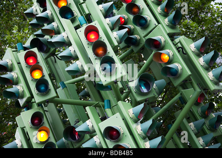 Scultura realizzata da verde semaforo nella zona est di Londra. Essi luce ambra rosso e verde ed è la forma di una struttura astratta. Foto Stock