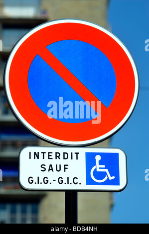 Parigi Francia, strada dettaglio francese cartello stradale "No parcheggio tranne che per i portatori di handicap' il simbolo Foto Stock