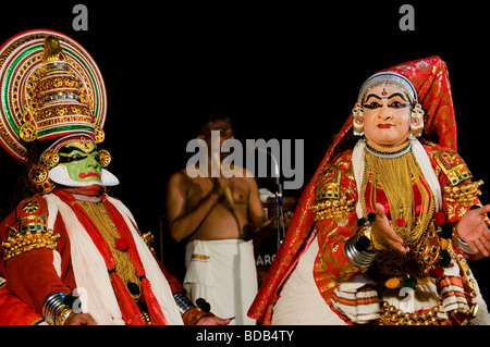 La performance sul palco - tradizionale danza indiana Kathakali - Rugmangadhacharitham Foto Stock