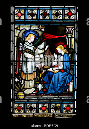 Vetrata di Bell & Almond del 1872 raffigurante l'Annunciazione alla Vergine Maria conti Barton Chiesa Northamptonshire Foto Stock