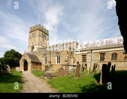 Earls Barton chiesa con torre sassone risalente circa dal decimo secolo Northamptonshire Foto Stock