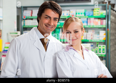 Due farmacisti guardando la fotocamera e sorridente Foto Stock