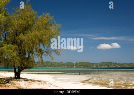 Indonesia Sulawesi Wakatobi. Parco Nazionale Isola Hoga vista dalla spiaggia di fronte al Kaledupa Foto Stock