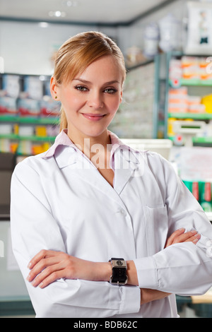 Ritratto di metà adulto farmacista guardando la fotocamera Foto Stock