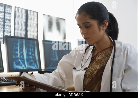 Medico donna tenendo un clipboard Foto Stock