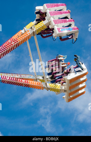 Persone su una fiera ride, UK (un Freak Out ride, una versione più piccola del postcombustore) Foto Stock