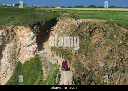 Carrozza a cavallo attraversando lo stretto istmo di La Coupée, Isola di Sark, Isole del Canale Foto Stock