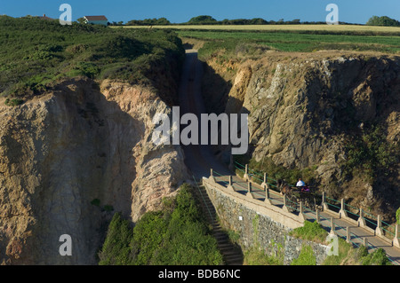Carrozza a cavallo attraversando lo stretto istmo di La Coupée, Isola di Sark, Isole del Canale Foto Stock