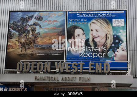 Manifesti del cinema pubblicità film Transformers sulla parte anteriore del Odeon West End Cinema di Leicester Square, Londra Foto Stock