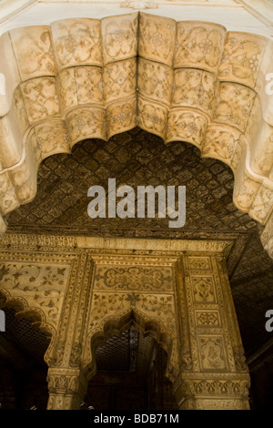 Pietra soffitto intarsiato di Diwan I Khas - o la sala di udienza privata - all'interno della Red Fort. Delhi. India Foto Stock