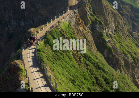 Carrozza a cavallo attraversando lo stretto istmo di La Coupée Isola di Sark Isole del Canale Foto Stock