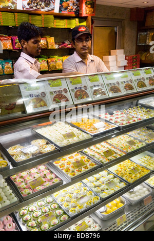 Indian dolci per la vendita in Haldirams, Delhi. India. Foto Stock