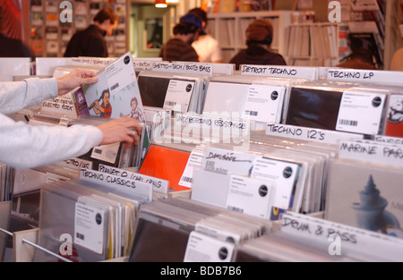 Navigazione attraverso dischi in vinile in un record shop in Soho Londra centrale. Foto Stock