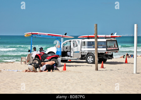 Australian lifeguard monitora i nuotatori del suo veicolo Foto Stock