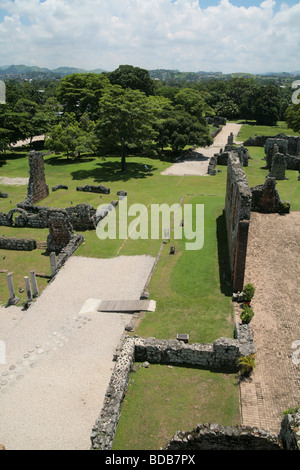 Viste dalle rovine del vecchio Panama la Vieja, a Panama City. Foto Stock
