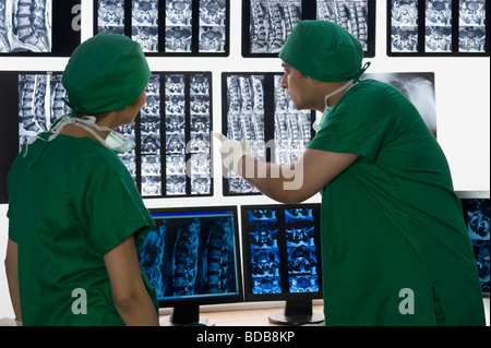 I chirurghi esaminando X-Ray relazione Foto Stock