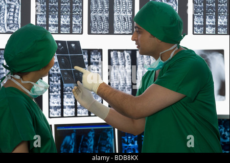 I chirurghi esaminando X-Ray relazione Foto Stock