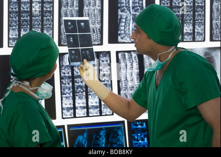 I chirurghi esaminando X-Ray relazione Foto Stock