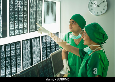 I chirurghi esaminando X-Ray relazione Foto Stock