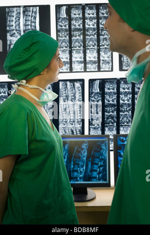 I chirurghi esaminando X-Ray relazione Foto Stock