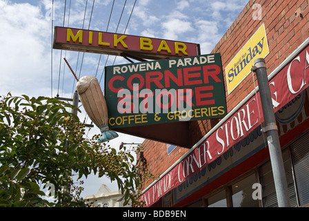 Tipico suburbana australiana corner store e latte bar nella parte interna della città Melbourne Foto Stock