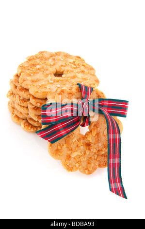 Impilati ghirlande di Natale dal cookie isolato su bianco Foto Stock