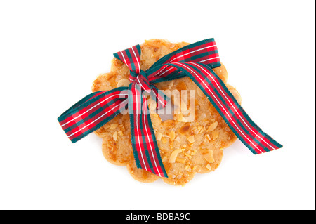 Impilati ghirlanda di Natale dal cookie isolato con nastro decorativo Foto Stock