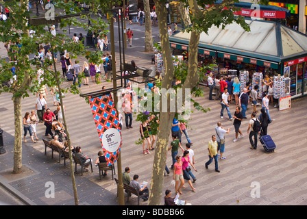 Vista aerea del trambusto e il traffico di persone a Las Ramblas con mercato Trader di stallo Catelonia Barcellona Spagna Foto Stock